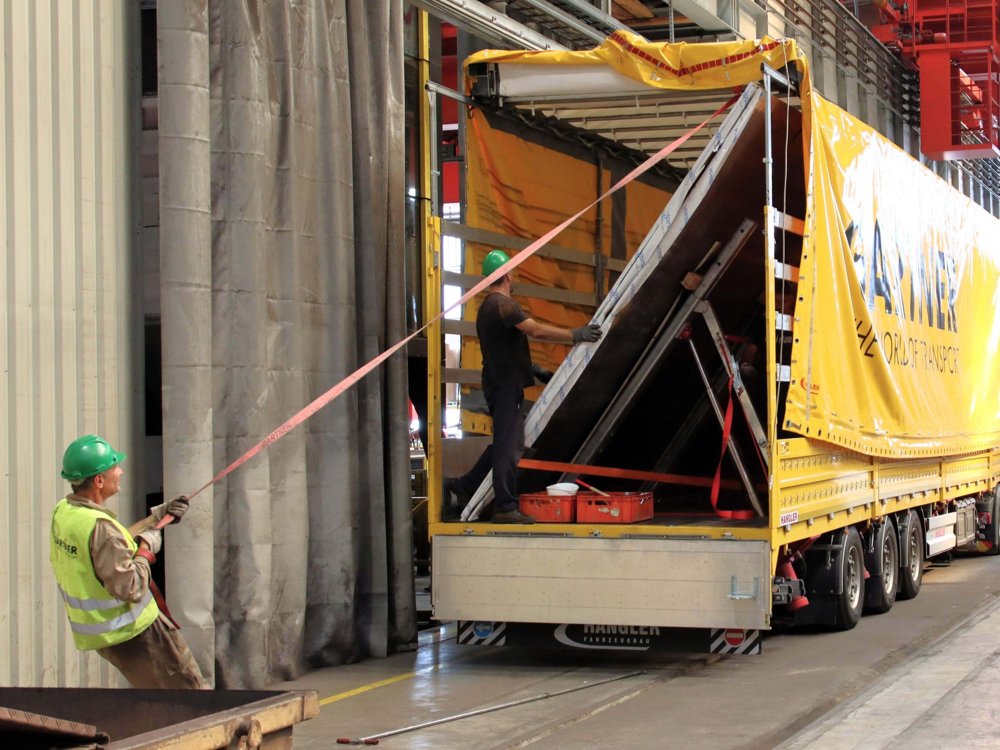 Der Hangler SDS-H 380 Mega Schräglader mit hydraulischer Schrägladevorrichtung, Coilmulde und Hubdach ist der flexible Spezialist für bis zu vier Meter breite Stahltransporte unter Plane.