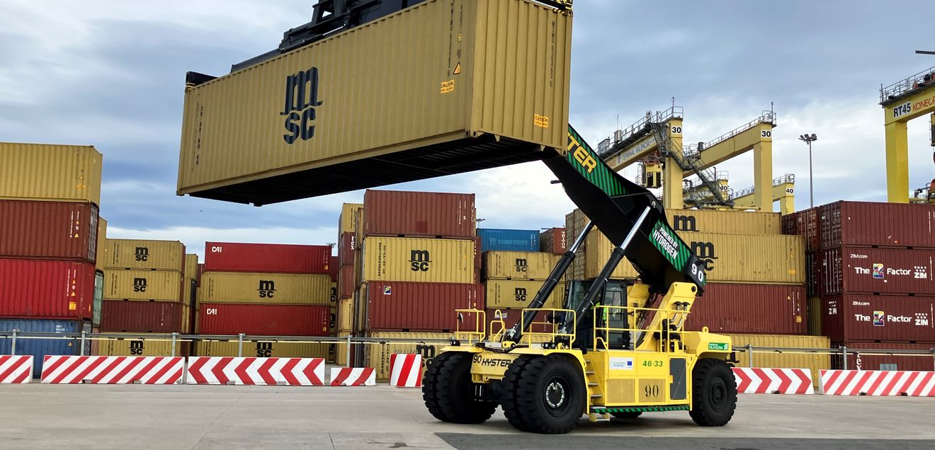 Stapler: Hyster-Trucks für den Containerumschlag im Hafen Stapler: Hyster-Trucks für den Containerumschlag im Hafen