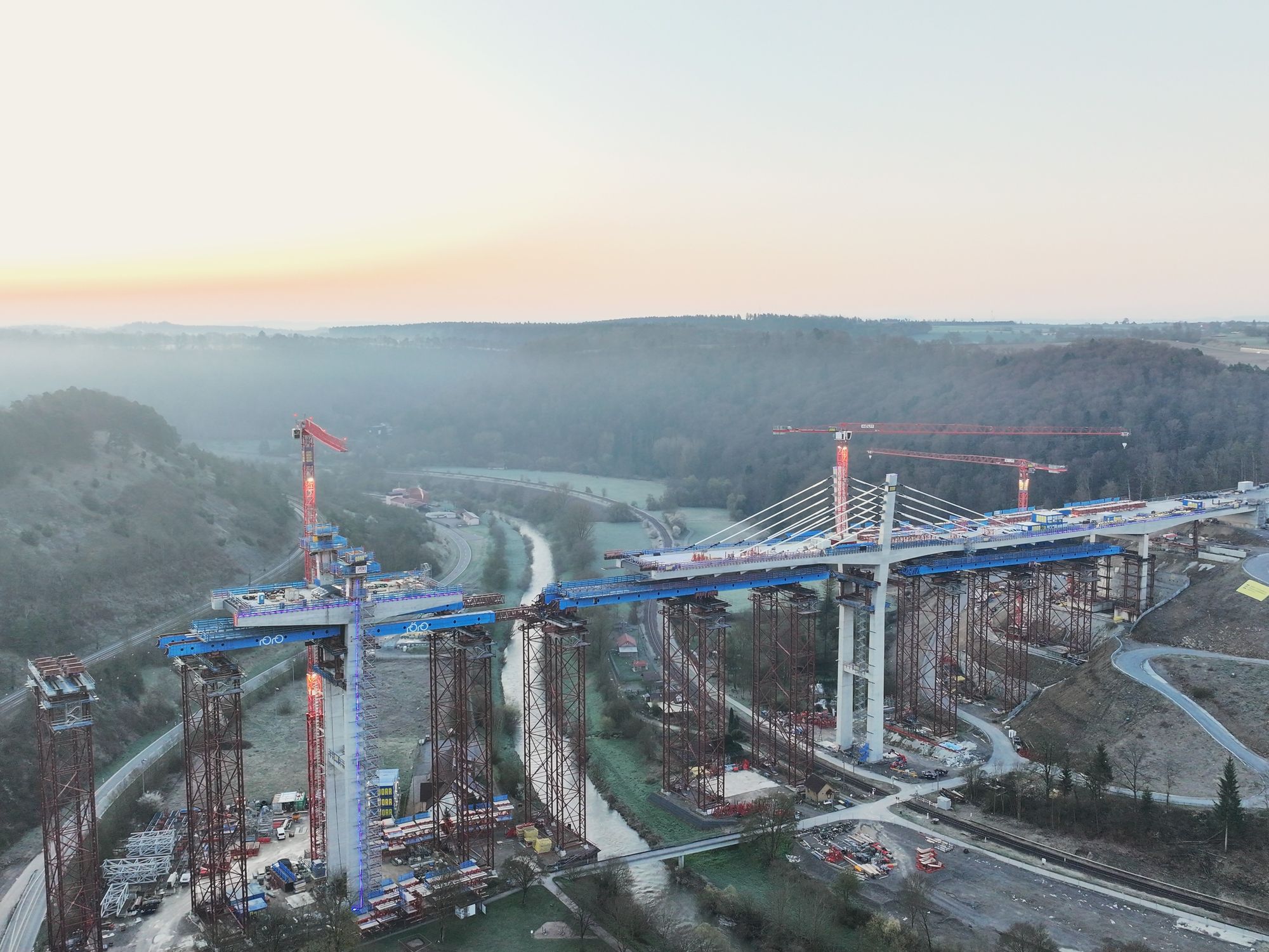 Die aktuellen Arbeiten schließen nahtlos an den begonnenen Einbau der Schrägseile an.