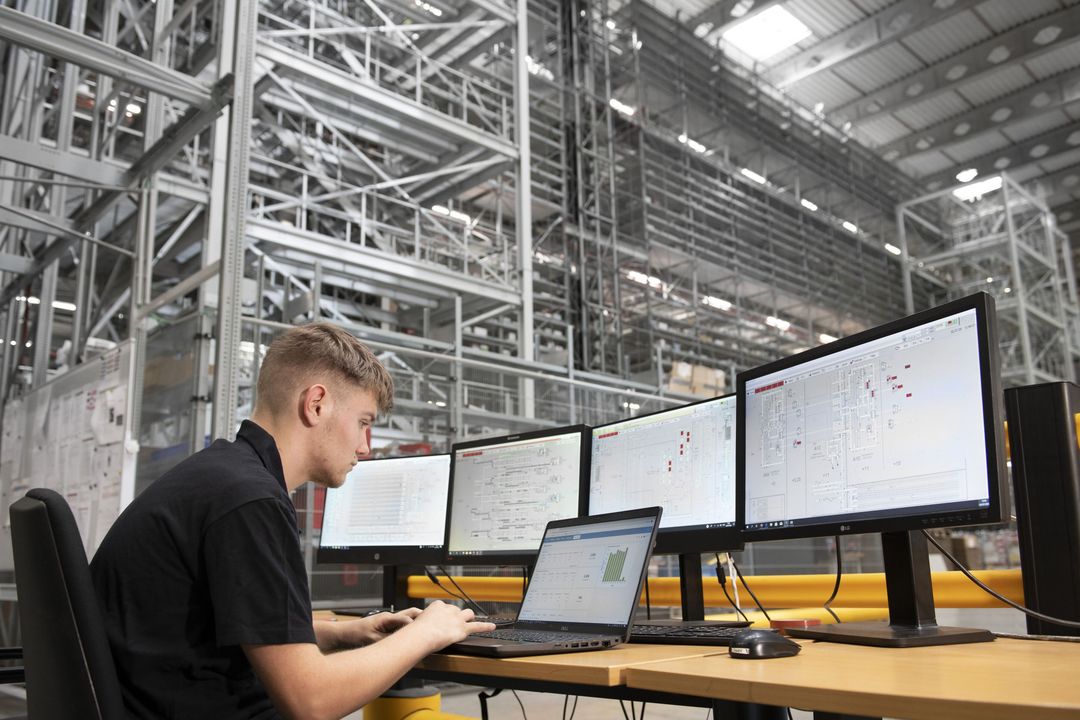 By networking sites, Dematic can generate more data, which then flows into an AI solution in the cloud. This allows more information to be extracted from the key performance indicators and dashboards.