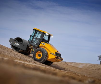 JCB stellt emissionsarmen Walzenzug VM118D mit EU-Stufe-V-Motor vor JCB stellt emissionsarmen Walzenzug VM118D mit EU-Stufe-V-Motor vor