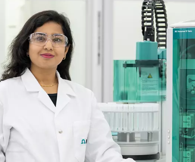 Nachhaltige Ionenchromatographie: Metrohm stellt Continuous IC Module vor Labormitarbeiterin am Bildschirm im Labor als Symbolbild für nachhaltige Ionenchromatographie