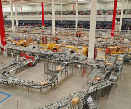 Eines der modernsten Intralogistik-Systeme für Bücher in Europa Italienischer Buchgroßhändler automatisiert mit TGW Logistics