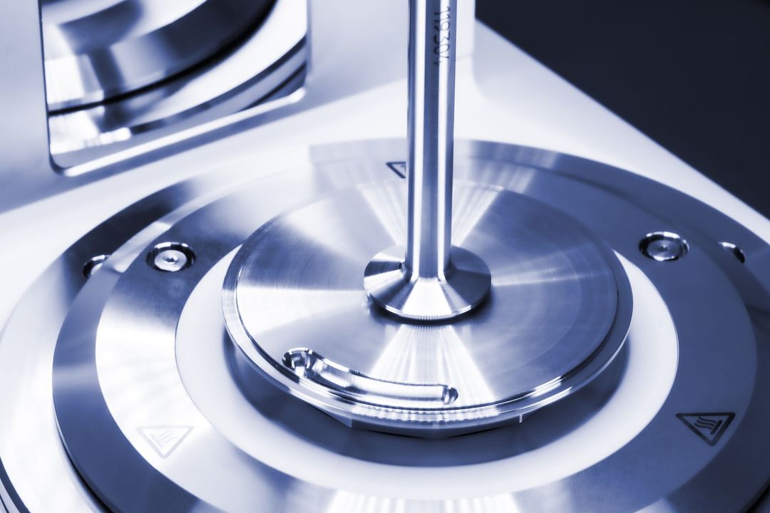 Untere Messplatte des Modular Compact Rheometer (MCR) von Anton Paar mit einer speziellen Rille Untere Messplatte des Modular Compact Rheometer (MCR) von Anton Paar