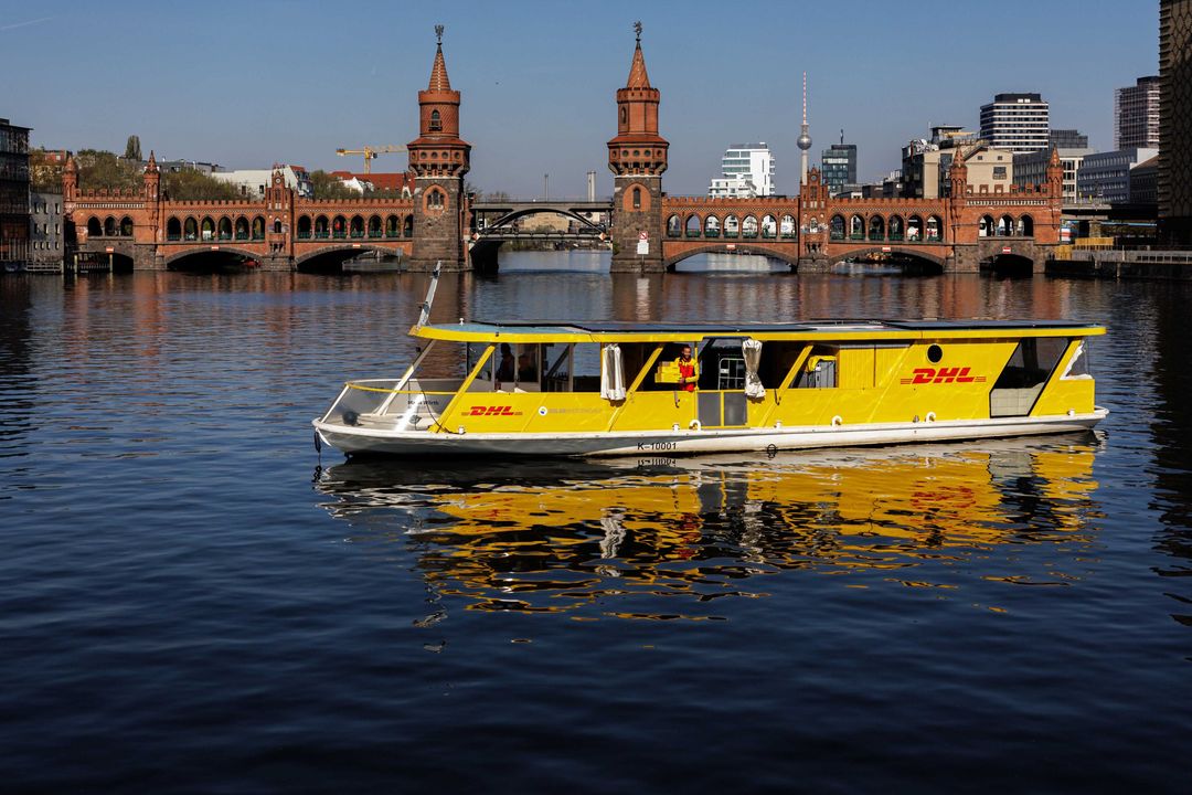 Logistikdienstleister: Zwei Solarschiffe auf der Spree