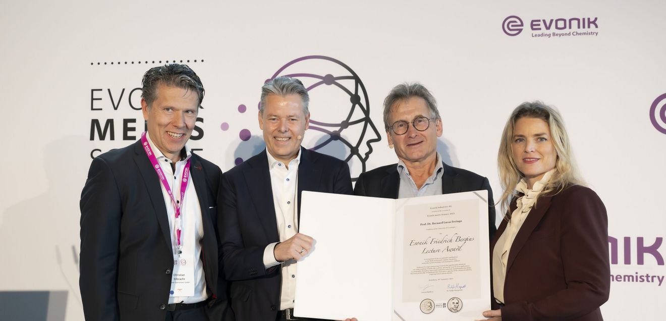 Evonik Friedrich Bergius Lecture Award ging an Bernard Feringa Übergabe der Urkunde zum Friedrich Bergius Lecture Award. Von links: Christian Eilbracht, Evonik; Ralph Marquardt, Evonik; Preisträger Prof. Dr. Bernard Lucas Feringa; Lauren Kjeldsen, Evonik.