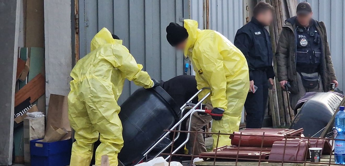 illegales Drogenlabor in Garage in Brandenburg gefunden Polizei und Zollfahndung sind bei einer groß angelegten Durchsuchungsaktion gegen eine kriminelle Bande auf einem Gehöft im Einsatz. Dabei stießen die Ermittler auf ein illegales Drogenlabor. Der Sprecher des Zollfahndungsamtes sprach von einem wichtigen Zufallsfund.