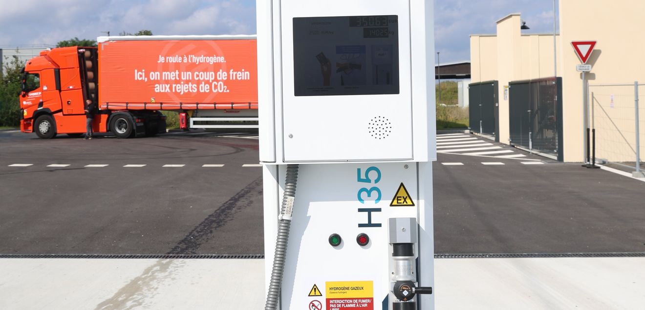 Eine französische Wasserstofftankstelle, wartet auf den Einsatz.