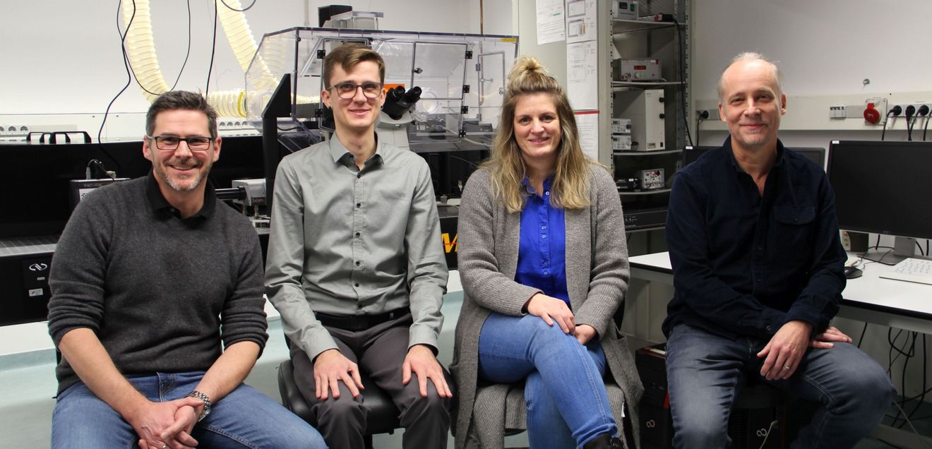 Forscher der Universität Bayreuth Prof. Dr. Holger Kress, Simon Wieland, Anja Ramsperger und Prof. Dr. Christian Laforsch im Forschungslabor