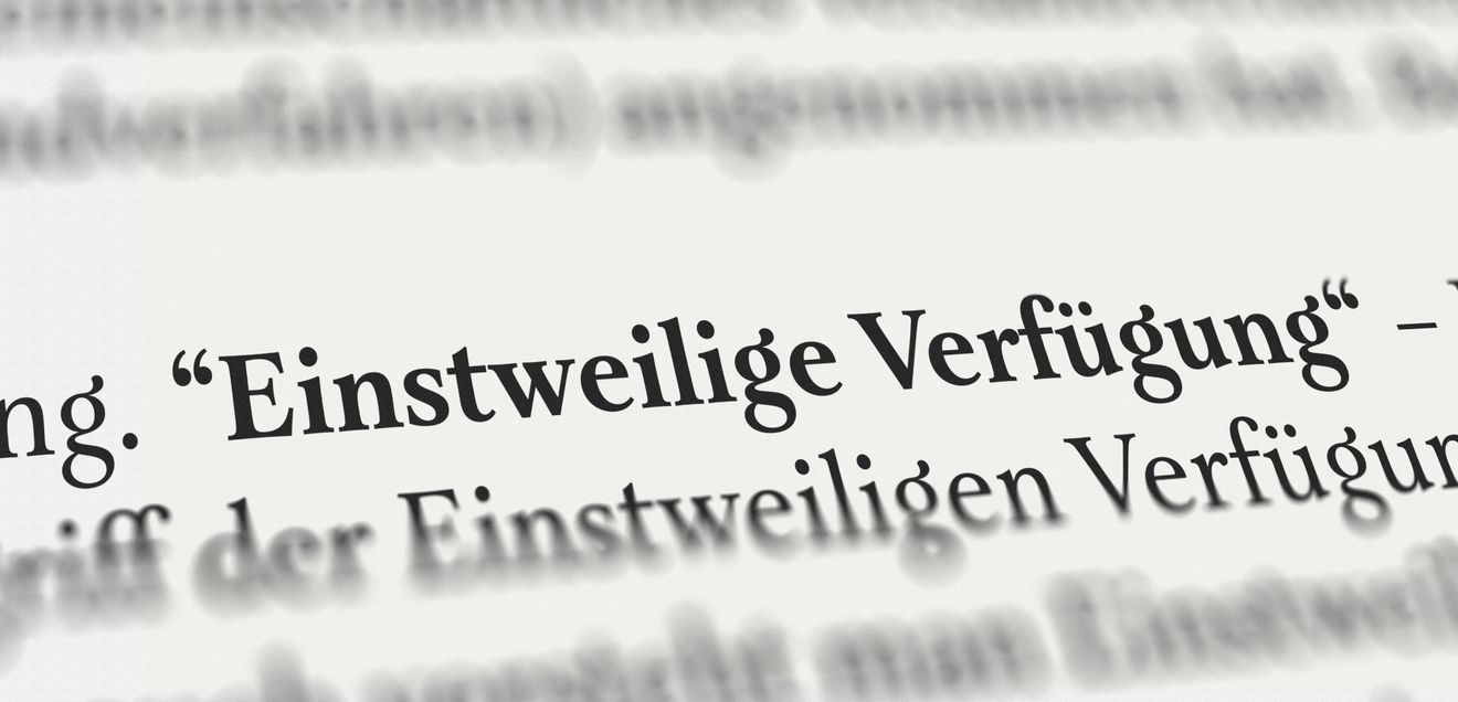 Blick auf den niedergeschriebenen Paragrafen zur einstweiligen Vergügung