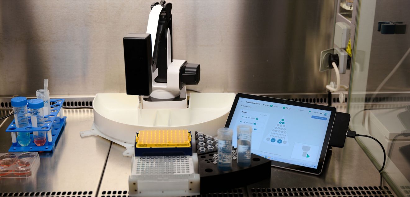 Pipettierroboter goodBot mit Bildschirm in Laborwerkbank