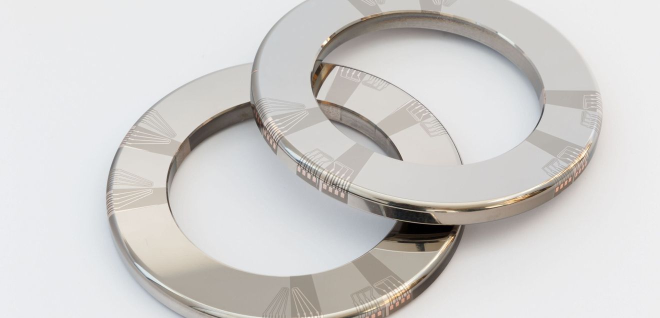 Thin-film multisensor: Pressure and temperature measurement on site
