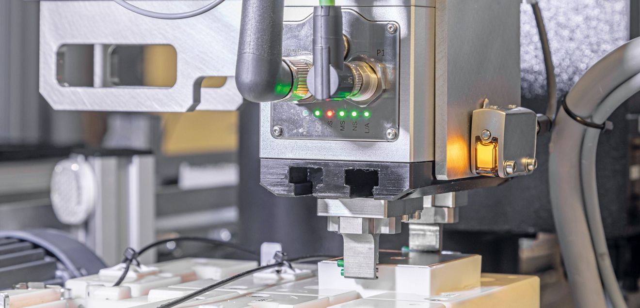 Bauteile-Handhabung: Smarter Universalgreifer für die Leistungselektronik Bauteile-Handhabung: Smarter Universalgreifer für die Leistungselektronik