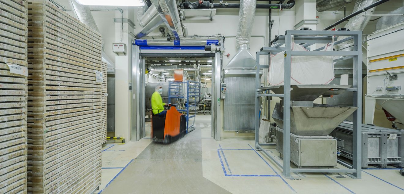 High-speed doors: Confectionery tradition meets intralogistics High-speed doors: Confectionery tradition meets intralogistics