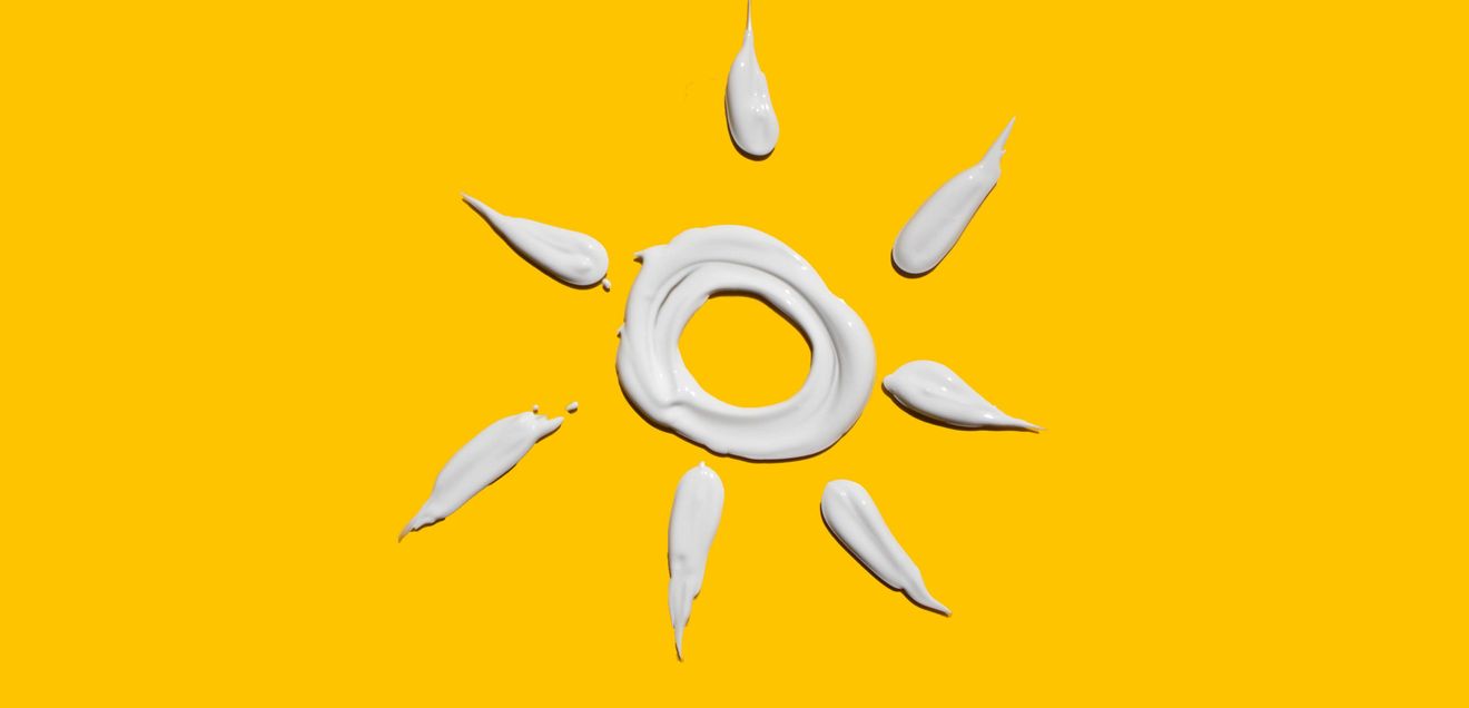 Qualität von Sonnenschutzprodukten mittels Laserbeugung prüfen Symbolbild Sonne aus Sonnencreme auf gelbem Hintergrund
