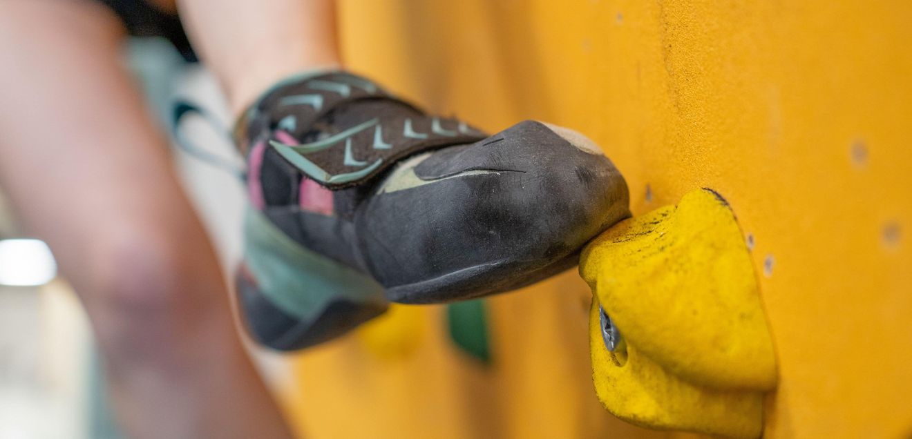 Partikel aus Abrieb von Kletterschuhen untersucht Kletterschuh in Nahaufnahme beim Klettern in einer Kletterhalle