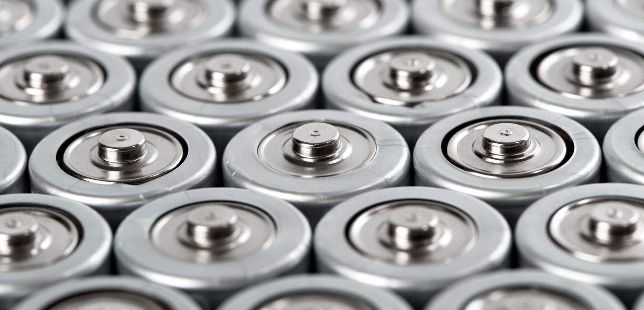 Batteriematerialien charakterisieren Batterien in Nahaufnahme