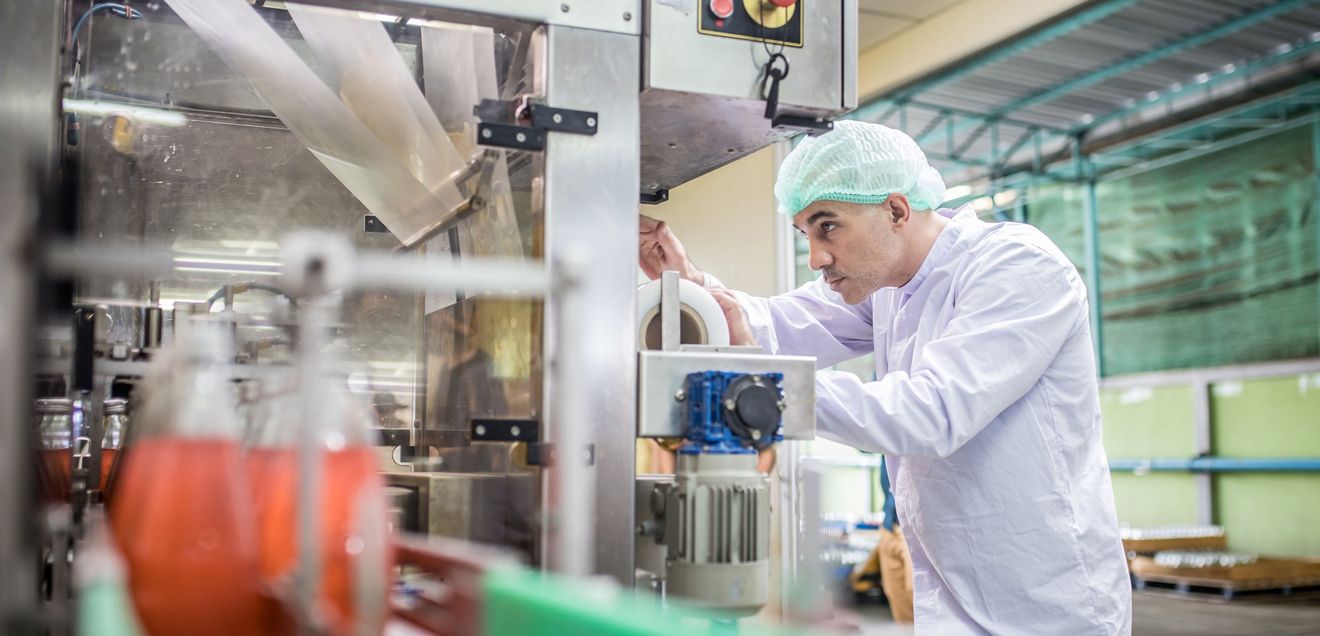 Rückstandsanalytik in Lebensmitteln Labormitarbeiter bei der Lebensmittelanalyse in der Produktion