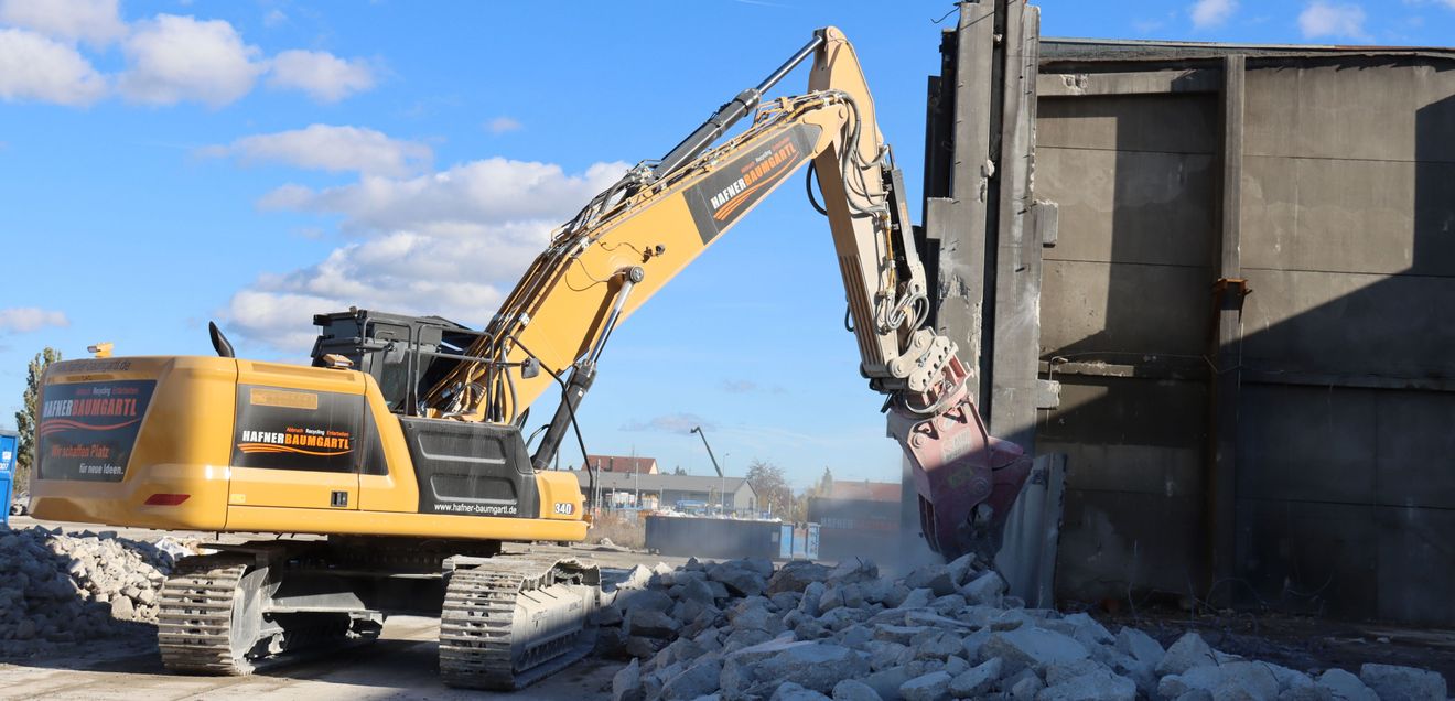 Dank der Straight-Boom-Ausführung kommt der Kettenbagger auf bis zu 14 Meter Reichweite. Damit lassen sich Gebäude rückbauen, die Hafner Baumgartl als Bauprojekte im Blick hat. Dank der Straight-Boom-Ausführung kommt der Kettenbagger auf bis zu 14 Meter Reichweite. Damit lassen sich Gebäude rückbauen, die Hafner Baumgartl als Bauprojekte im Blick hat.