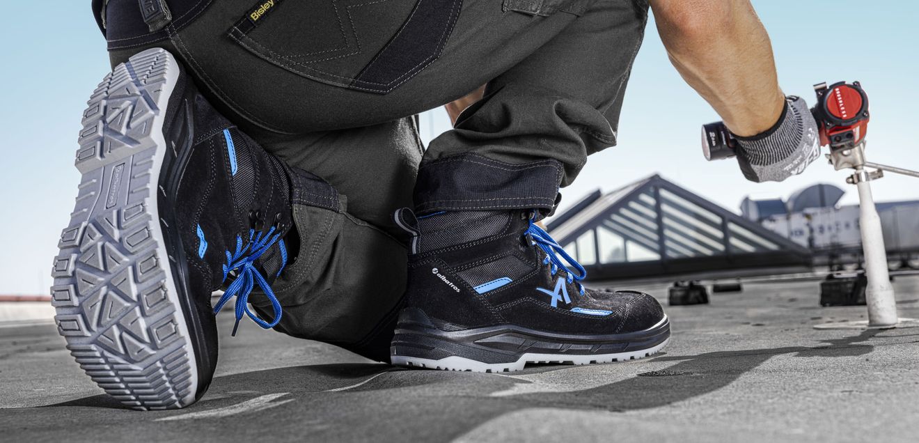 Albatros Schuhe Ein Bauarbeiter trägt Alabtros-Schuhe auf der Baustelle.