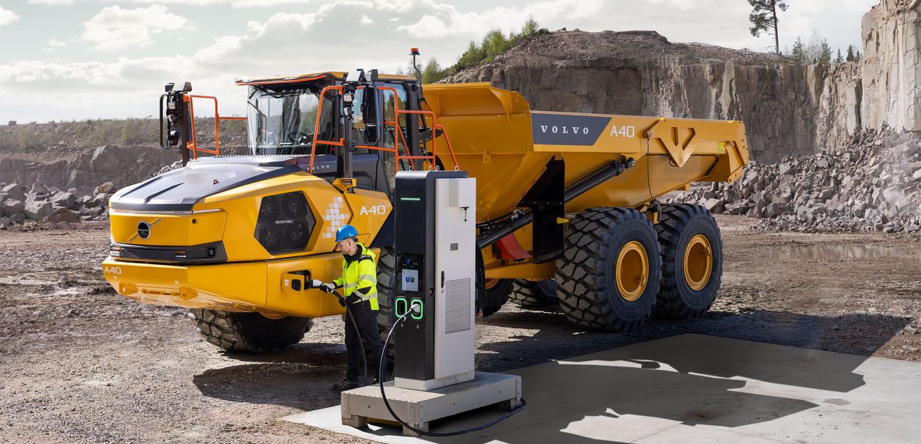 Ein elektrischer Muldenkipper Ein elektrischer Muldenkipper von Volvo CE beim Laden