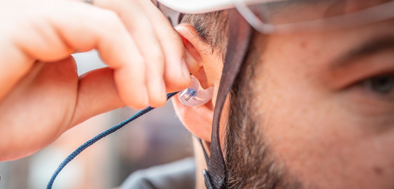 Bauarbeiter trägt Otoplastiken