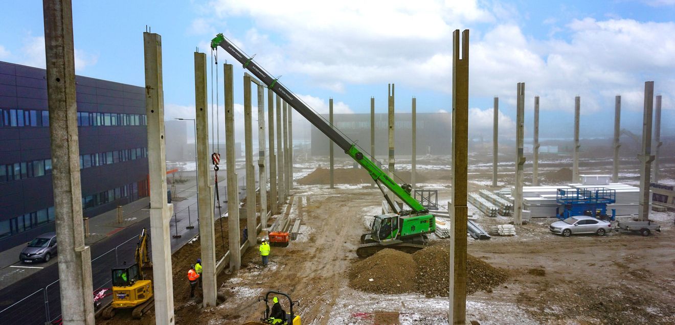 Der Kran von Sennebogen in Aktion auf der Baustelle