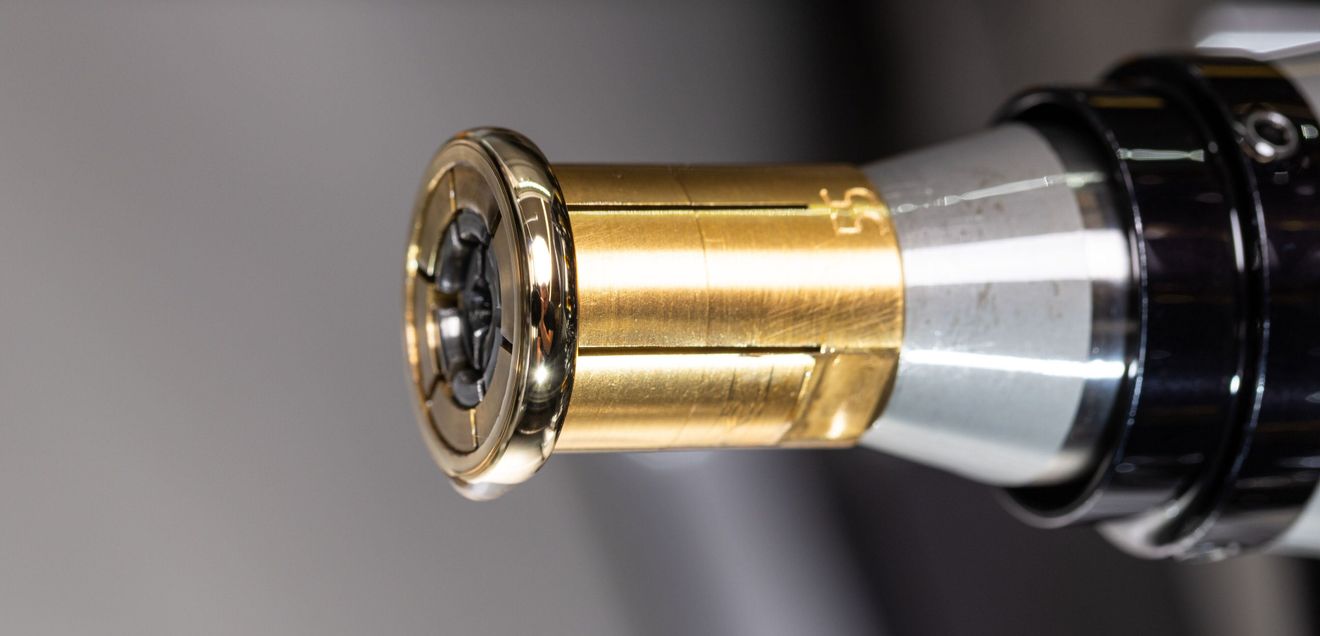 The quality of the tool cutting edge plays a decisive role in producing surface finishes with a mirror finish. The quality of the tool cutting edge plays a decisive role in producing surface finishes with a mirror finish.