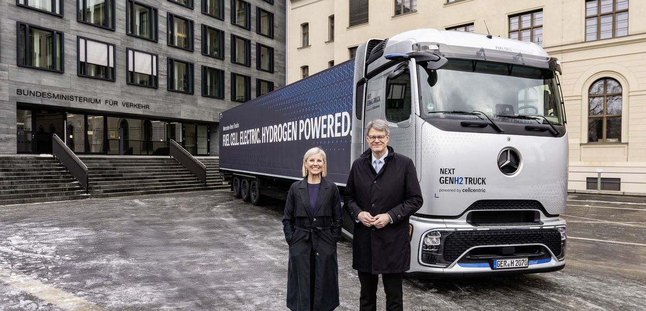 Karin Rådström, CEO Daimler Truck, und Patrick Schnieder, Bundesminister für Verkehr, mit dem Mercedes-Benz NextGenH2 Truck. Karin Rådström, CEO Daimler Truck, und Patrick Schnieder, Bundesminister für Verkehr, mit dem Mercedes-Benz NextGenH2 Truck.