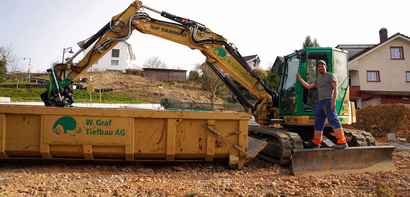 Der SV100 Der SV100 in gelber Lackierung auf der Baustelle von Graf