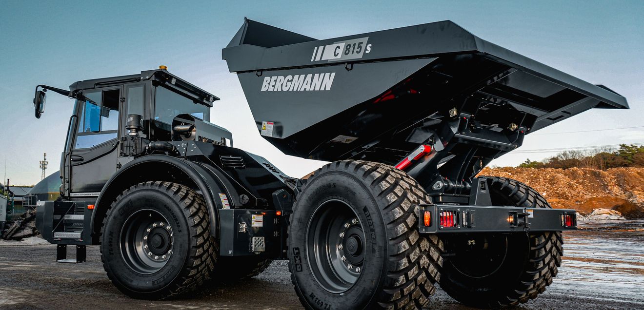 Bergmann Dumper Ein neuer Dumper von Bergmann in schwarzer Lackierung auf einer Baustelle