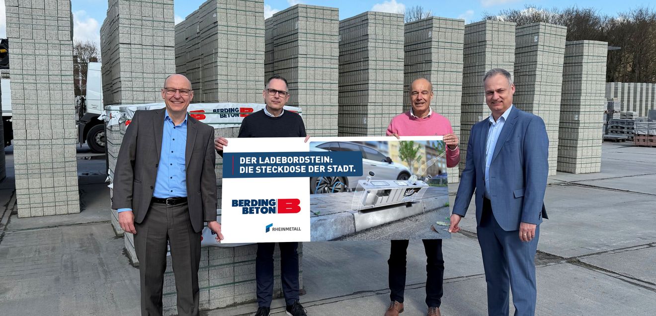 Gruppenbild Gruppenbild anlässlich des Kooperationsvertrages zwischen Berding Beton und Rheinmetall (v.l.: Gunther Riedel, Rheinmetall; Oliver Gomolka und Gert Waltermann, Berding Beton; Thomas Zimmermann, Rheinmetall)