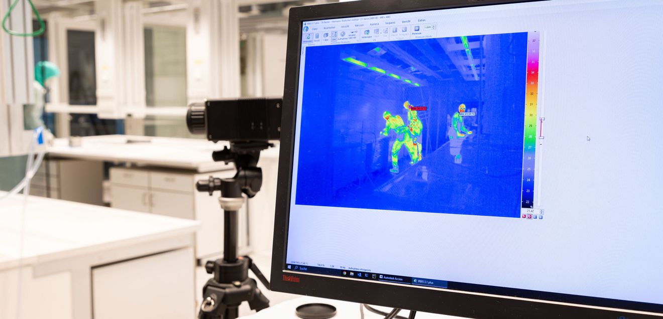Nachhaltiges Labor: Wie Forschungsgebäude für die Biomedizin nachhaltig und energieeffizient werden können Im Rahmen eines Forschungsprojekts untersucht ein Forschungsteam des Hermann-Rietschel-Instituts (TU Berlin) Lüftungseffektivität und stoffliche Lasten. Hier ist ein Bildschirm zu sehen.
