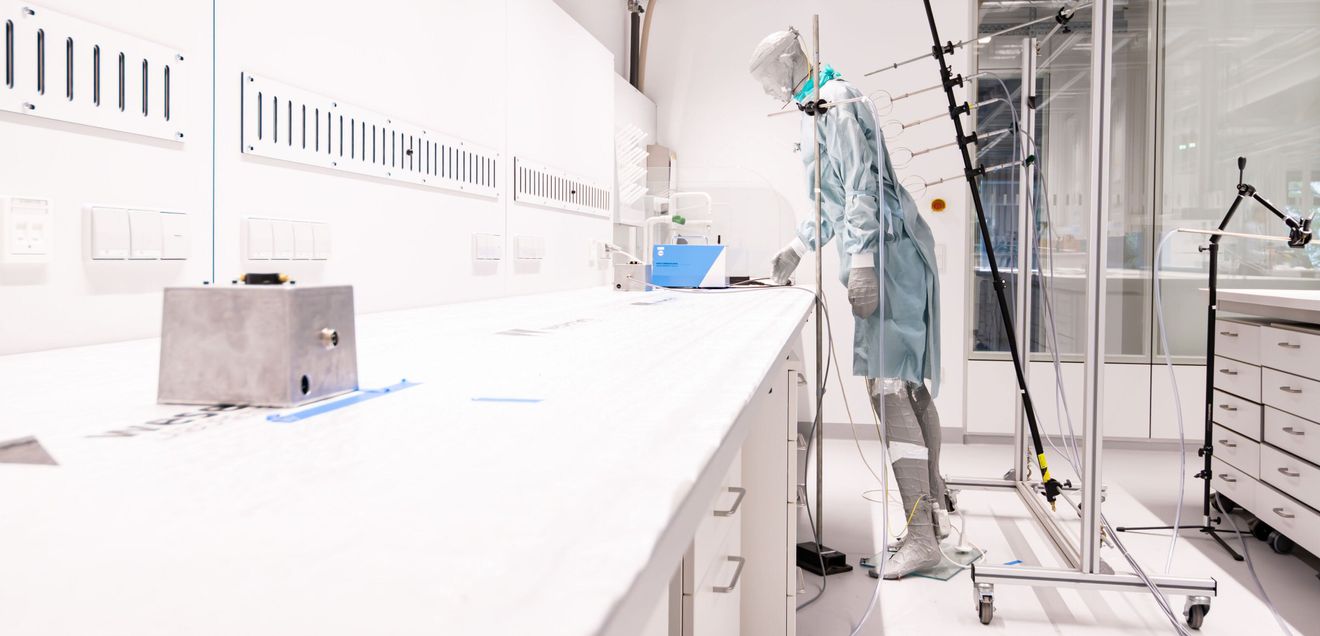 Nachhaltigkeit im Labor: Wie Forschungsgebäude für die Biomedizin nachhaltig und energieeffizient werden können Im Rahmen eines Forschungsprojekts untersucht ein Forschungsteam des Hermann-Rietschel-Instituts (TU Berlin) Lüftungseffektivität und stoffliche Lasten. Hir ist ein Dummie zu sehen, der einen Labormitarbeiter nachbildet.