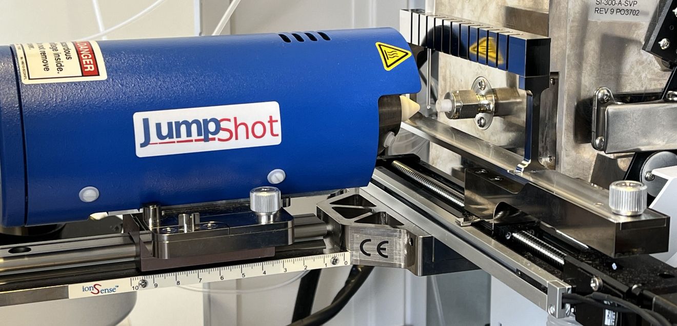 Die verwendete DART-Ionenquelle mit „DIP-It“-Probenaufgabesystem. Die verwendete DART-Ionenquelle mit „DIP-It“-Probenaufgabesystem.