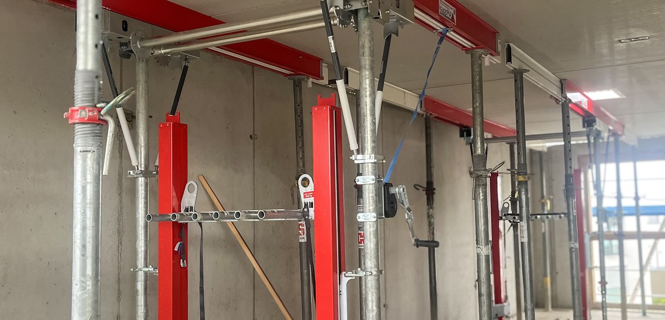 KlappMAXX Die Deckenschalung KlappMAXX von Mayer Schaltechnik im Einsatz auf einer Baustelle