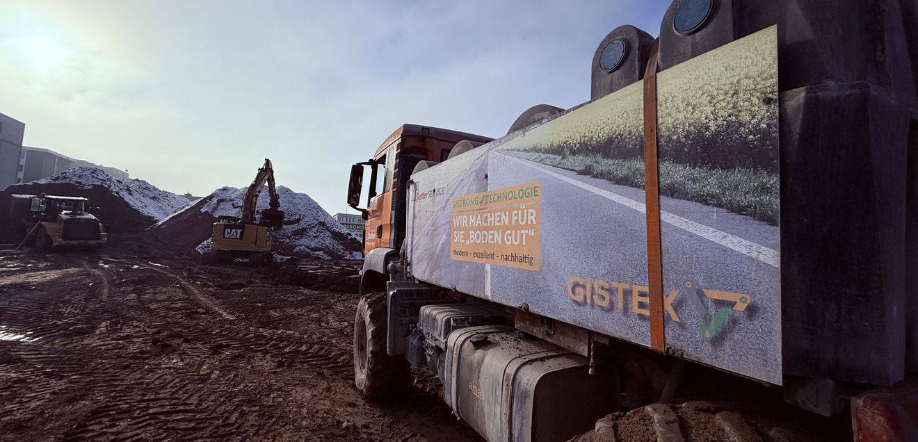 Gistex Ein Lkw von Gistex auf einer Straßenbaubaustelle