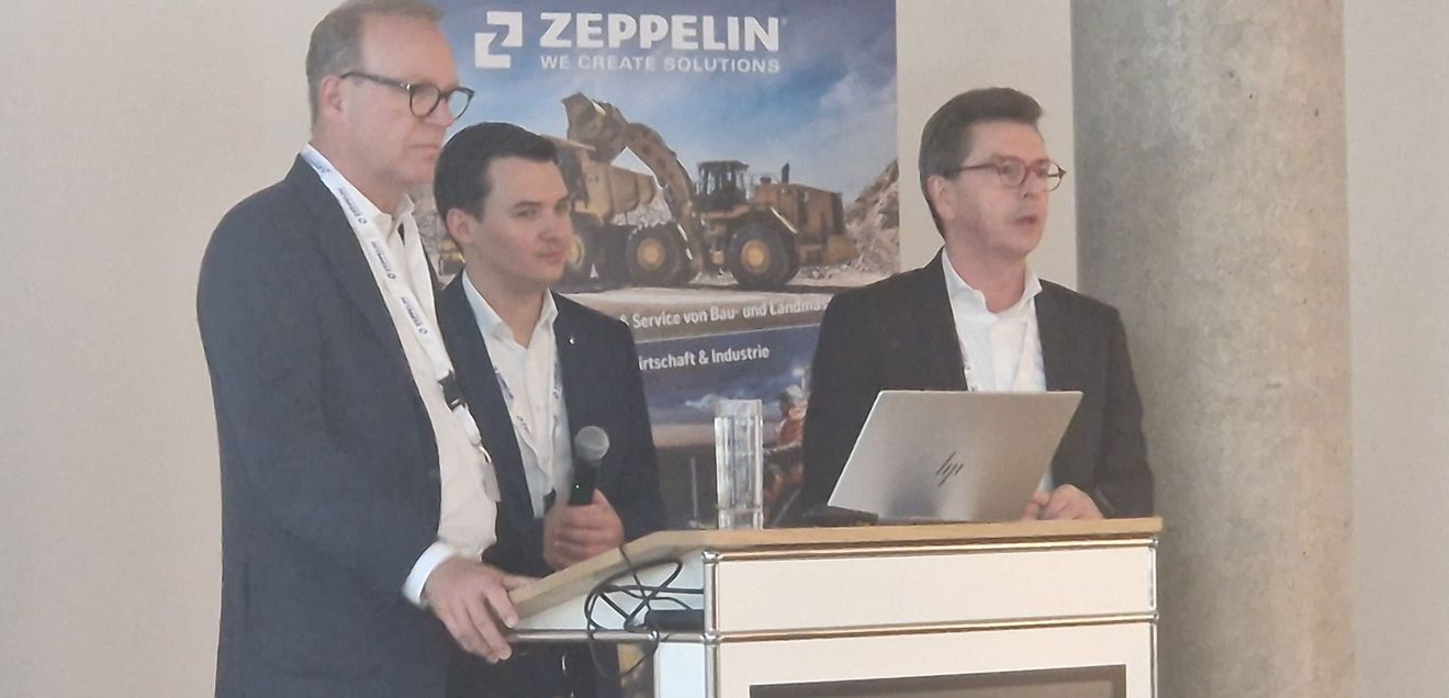 Vorstandt Matthias Benz, Vorsitzender der Geschäftslführung (links) und Christian Dummler, CFO, auf der Bühne bei zeppelin Baumaschinen in Garching.