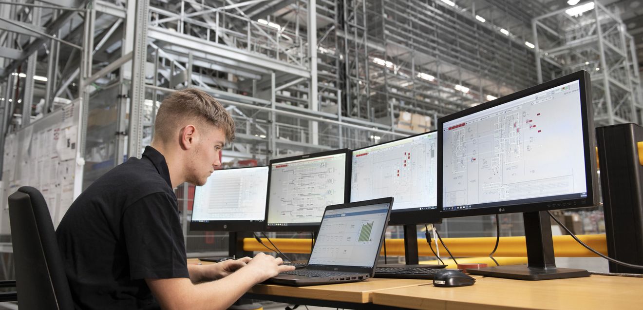 Mittels Standortvernetzung kann Dematic mehr Daten generieren, die dann in eine KI-Lösung in der Cloud fließen. Mittels Standortvernetzung kann Dematic mehr Daten generieren, die dann in eine KI-Lösung in der Cloud fließen. So lassen sich mehr Informationen aus den Leistungskennzahlen und Dashboards ziehen.
