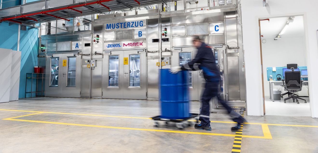 Der Musterzug-Bereich bei Merck in Schnelldorf ist in drei Funktionsbereiche unterteilt, die auf die Anforderungen und Gefahrgutklassen der jeweiligen zu beprobenden Stoffe ausgelegt sind.