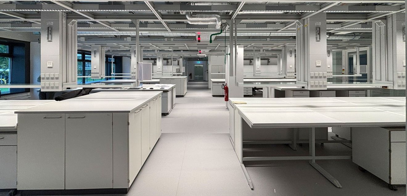 Wie Forschungsgebäude und Labore für die Biomedizin nachhaltig und energieeffizient werden können Das fertige Labor im Oktober 2025.