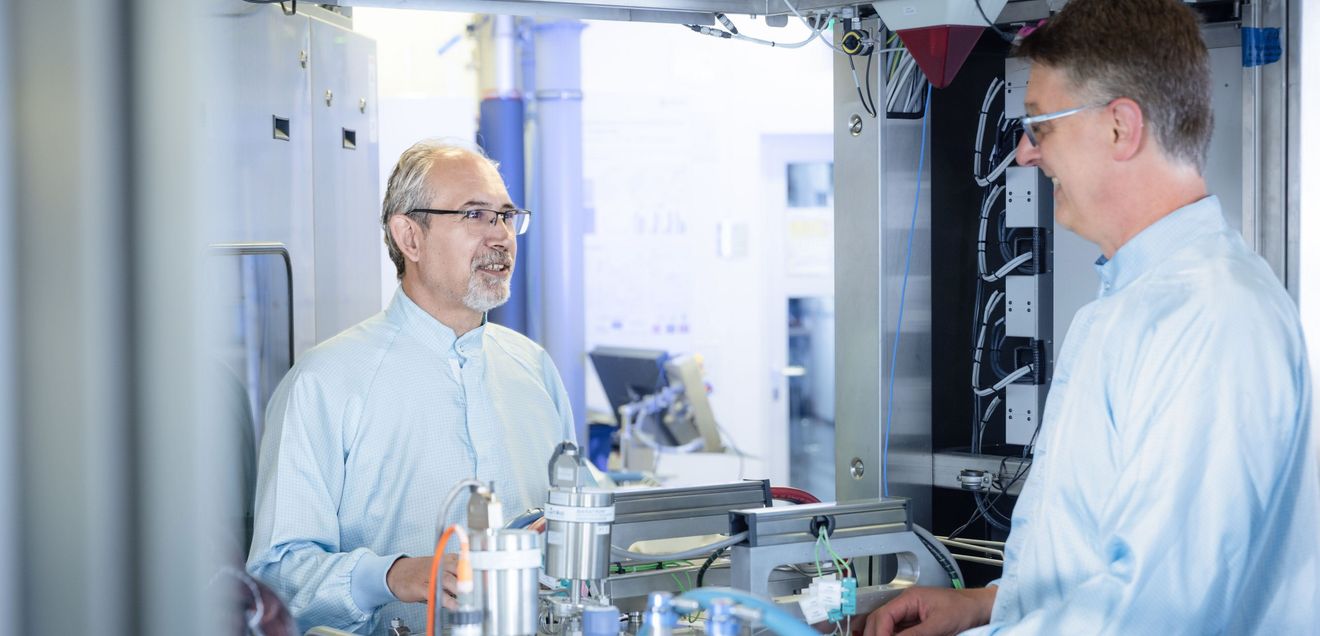 Dr. Dan Buca (links) und Andreas Tiedemann (rechts) vom Peter Grünberg Institut Dr. Dan Buca (links) und Andreas Tiedemann (rechts) vom Peter Grünberg Institut