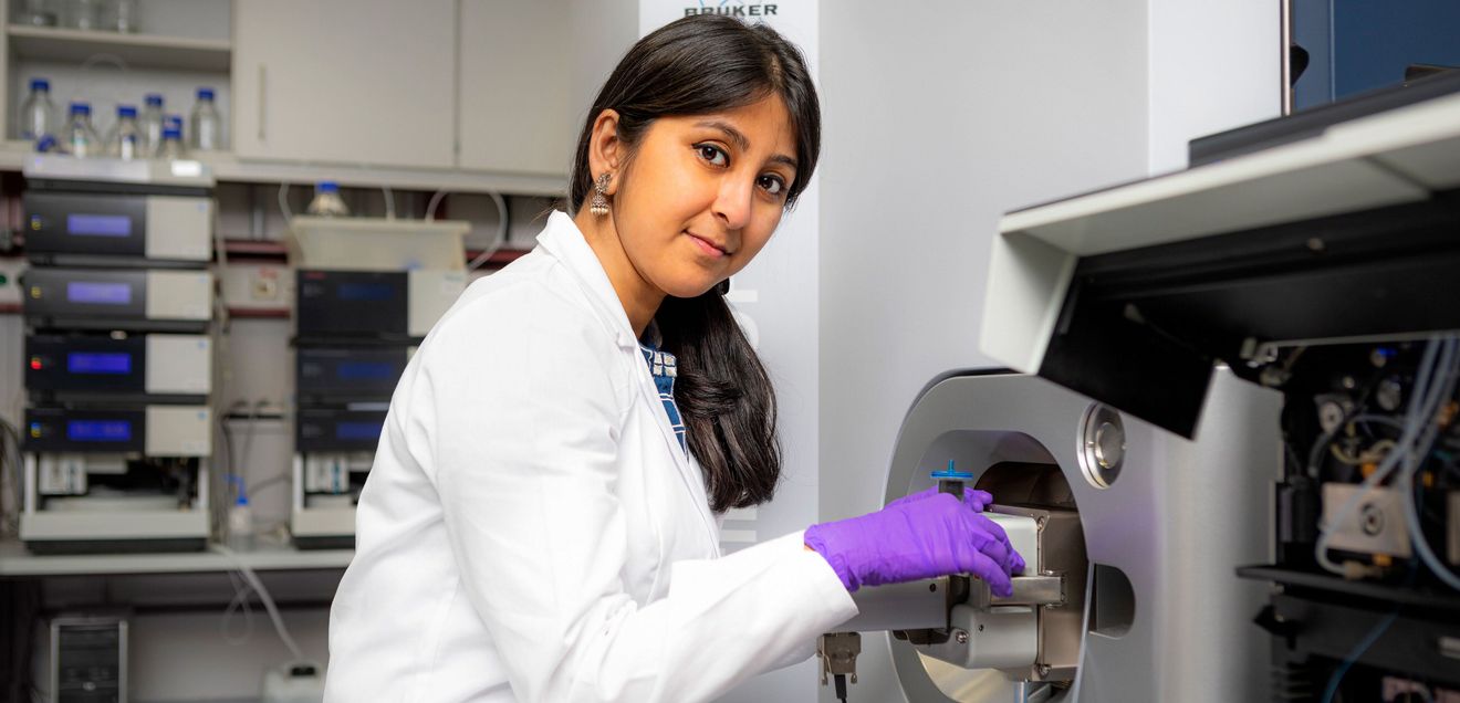 Wissenschaftlerin Susmita Ghosh am Massenspektrometer
