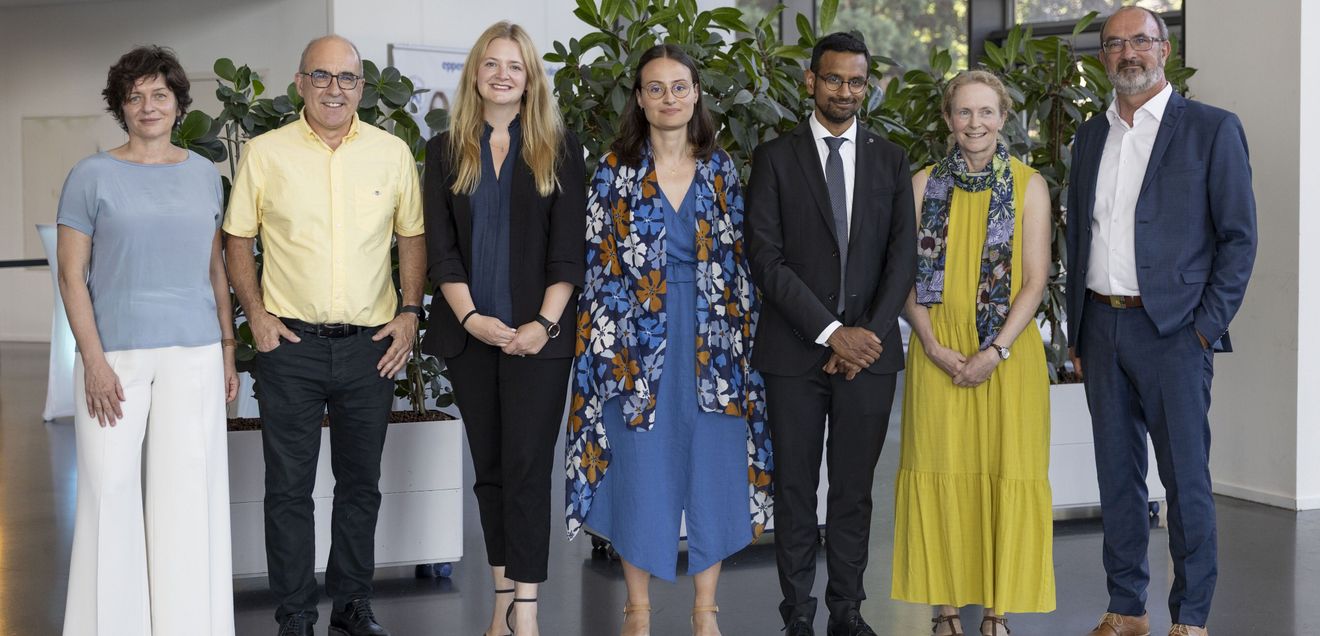 Eppendorf Award for Young European Investigators 2025 Bei der Preisverleihung (v. l.n.r.): Christine Munz, Sir Stephen Jackson, Fena Ochs, Juliette Fedry, Dr. Varun Venkataramani, Laura Machesky, Axel Jahns.
