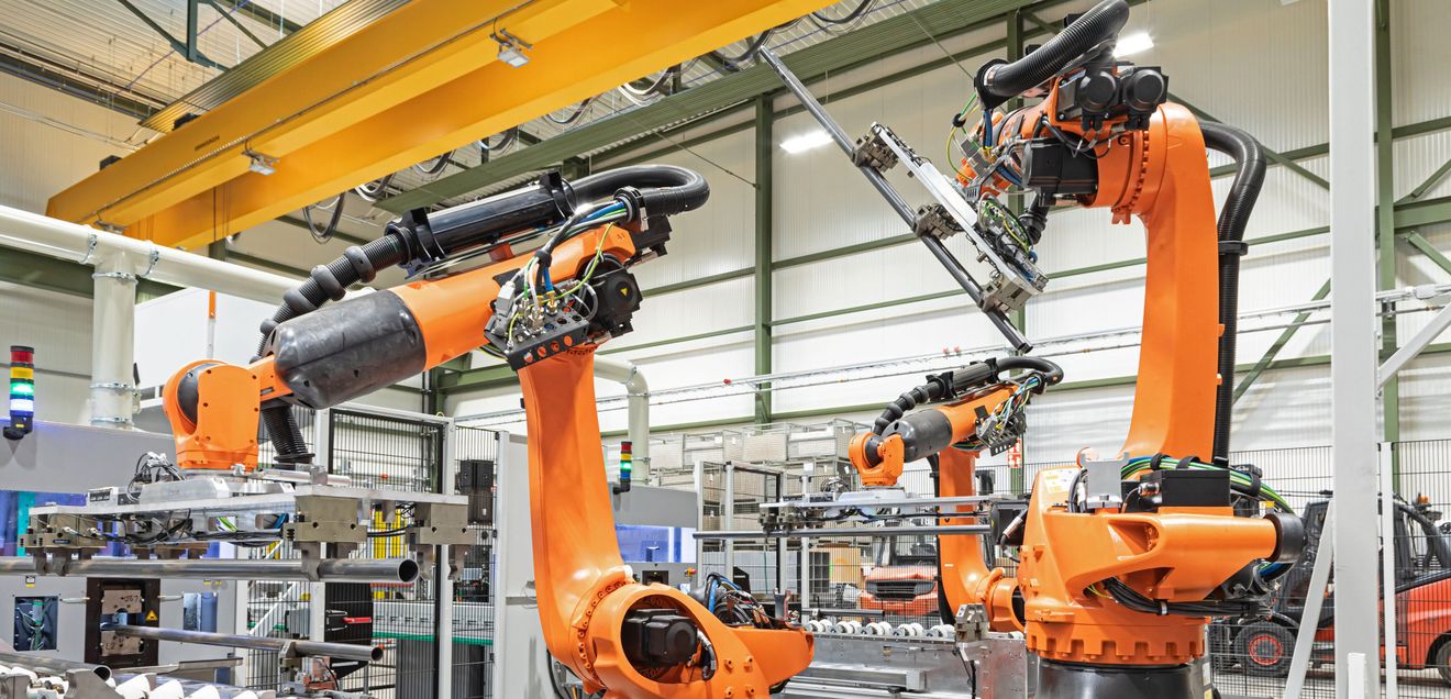 Robot gripper arms: Interlinking the production processes optimizes the material flow.
