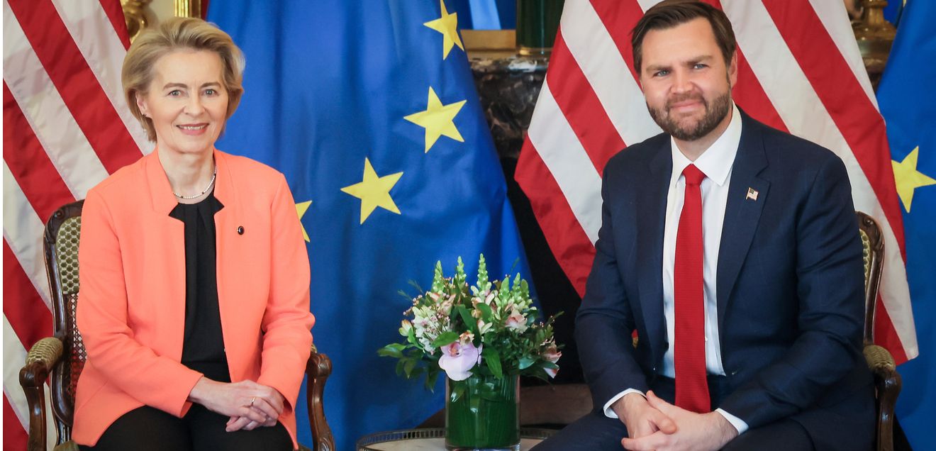 Internationaler Gipfel zur künstlichen Intelligenz Die Präsidentin der Europäischen Kommission Ursula von der Leyen und der US-Vizepräsident JD Vance posieren während eines bilateralen Treffens im Elysee Palast, während einer Veranstaltung am Rande des Aktionsgipfels für künstliche Intelligenz.