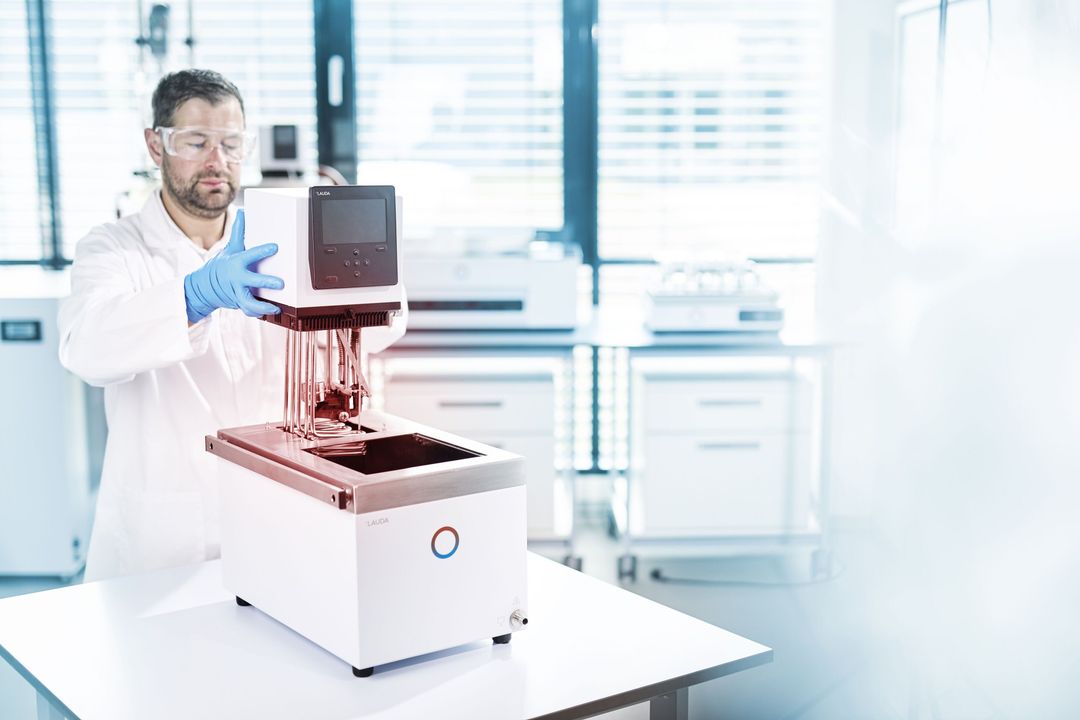 Labormitarbeiter an einem Gerät der Reihe LAUDA Universa