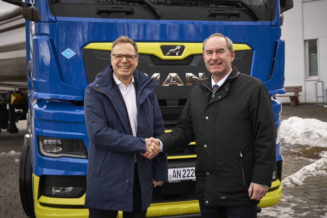 Dennis Affeld, Vorsitzender der Geschäftsführung von MAN Truck & Bus Deutschland GmbH, und Hubert Aiwanger, Bayerischer Staatsminister für Wirtschaft, Landesentwicklung und Energie, vor dem Wasserstoff-Truck MAN hTGX. Dennis Affeld, Vorsitzender der Geschäftsführung von MAN Truck & Bus Deutschland GmbH, und Hubert Aiwanger, Bayerischer Staatsminister für Wirtschaft, Landesentwicklung und Energie, vor dem Wasserstoff-Truck MAN hTGX.