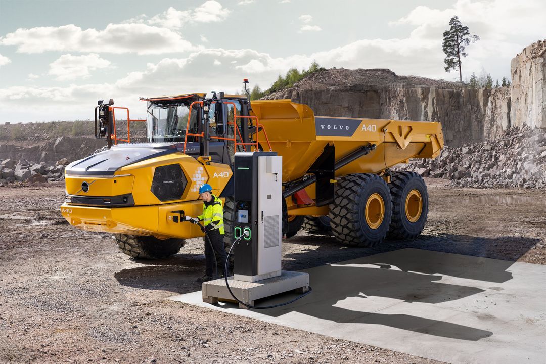Ein elektrischer Muldenkipper Ein elektrischer Muldenkipper von Volvo CE beim Laden