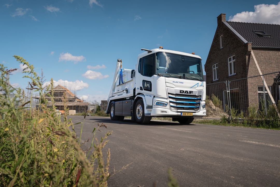 DAF Trucks Ein Bau-Lkw von DAF Trucks in Weiß, der beladen eine Baustelle verlässt
